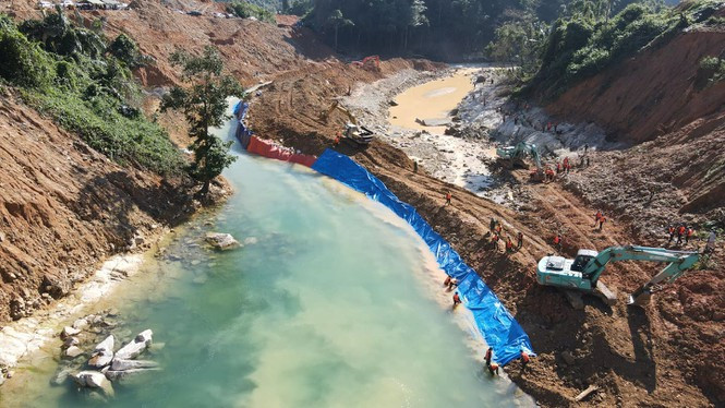 Bắt đầu tìm kiếm dưới lòng sông Rào Trăng, phát hiện thi thể nạn nhân thứ 6.