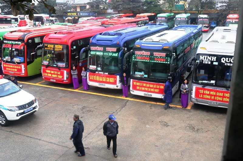 Các phương tiện vận tải hành khách chờ lệnh xuất phát phục vụ hành khách Tết Kỷ Hợi