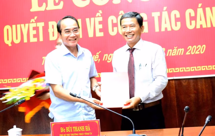 Ông Đặng Ngọc Trân (bìa phải) được bổ nhiệm chức vụ Phó Trưởng ban Nội chính Tỉnh ủy TT-Huế.