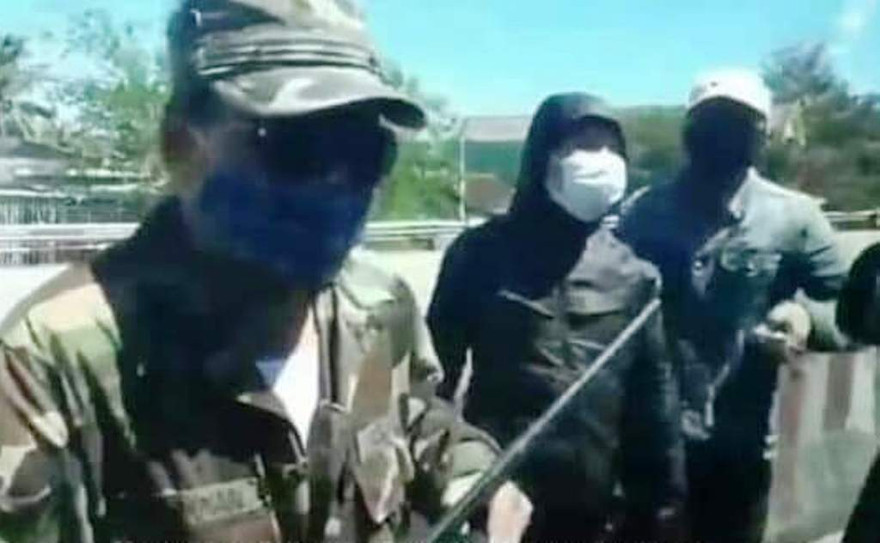 Một đối tượng bịt kín mặt dùng bình xịt tấn công người ngồi trong chiếc ô tô dừng trên làn đường dẫn thông qua trạm thu phí Bắc Hải Vân