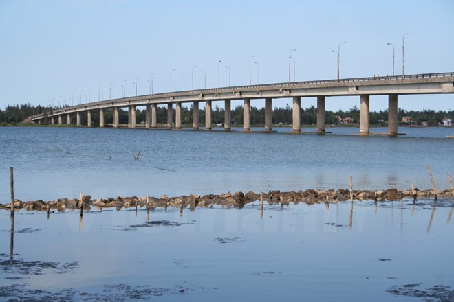 Cầu Trường Hà, bắc qua phá Tam Giang, nơi xảy ra vụ việc. Ảnh: Internet