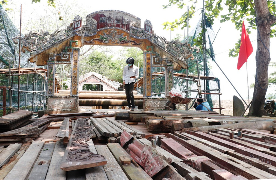 Di tích cầu Ngói Thanh Toàn được hạ giải toàn bộ để phục hồi, trùng tu theo nguyên bản.