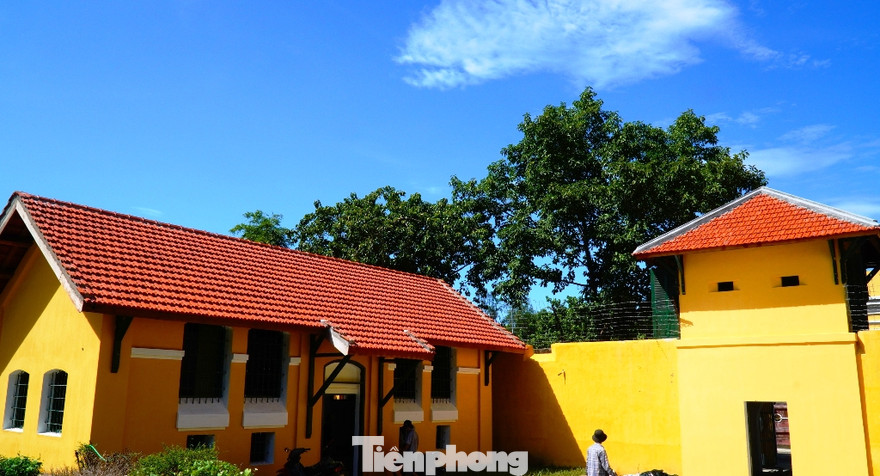 Tháp canh xưa cũ và khu nhà giam theo kiến trúc Pháp này trong khu chứng tích lao Thừa Phủ được bảo tồn, tôn tạo nguyên trạng.