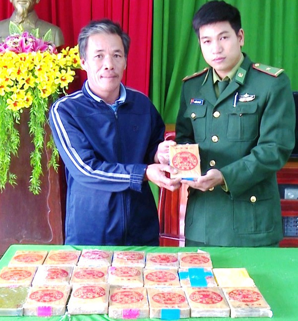 Biên phòng tiếp nhận các gói bột trắng mà ngay từ ban đầu đã nghi vấn là ma túy, qua giám định thì đây đúng là chất heroin