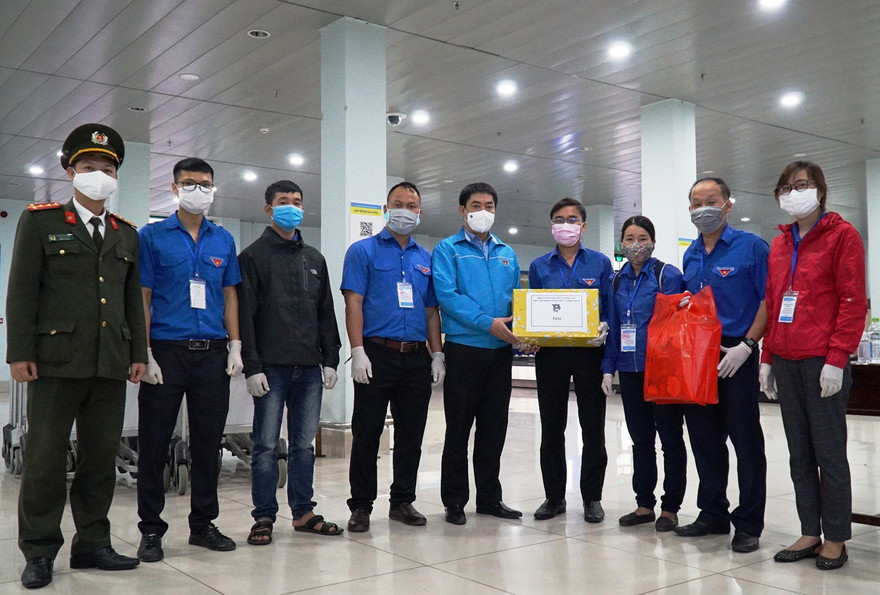 Anh Trần Gia Công, Ủy viên Thường vụ Trung ương Đoàn, Bí thư Tỉnh Đoàn TT-Huế (thứ 5 từ phải sang), thay mặt tuổi trẻ TT-Huế thăm, tặng quà động viên lực lượng làm nhiệm vụ phòng chống dịch đêm giao thừa.