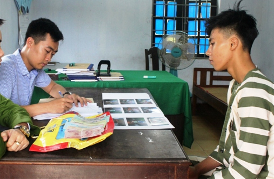 Đối tượng Trần Rin cùng tang vật vụ án tại cơ quan công an