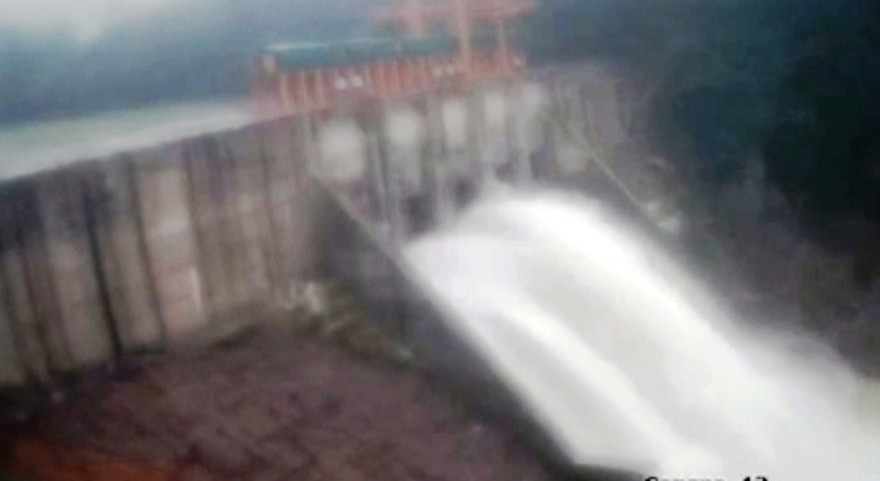 Thủy điện Thượng Nhật đã chấp hành mở 5 cửa van xả nước phòng lũ thời điểm bão số 13 sắp đổ bộ.