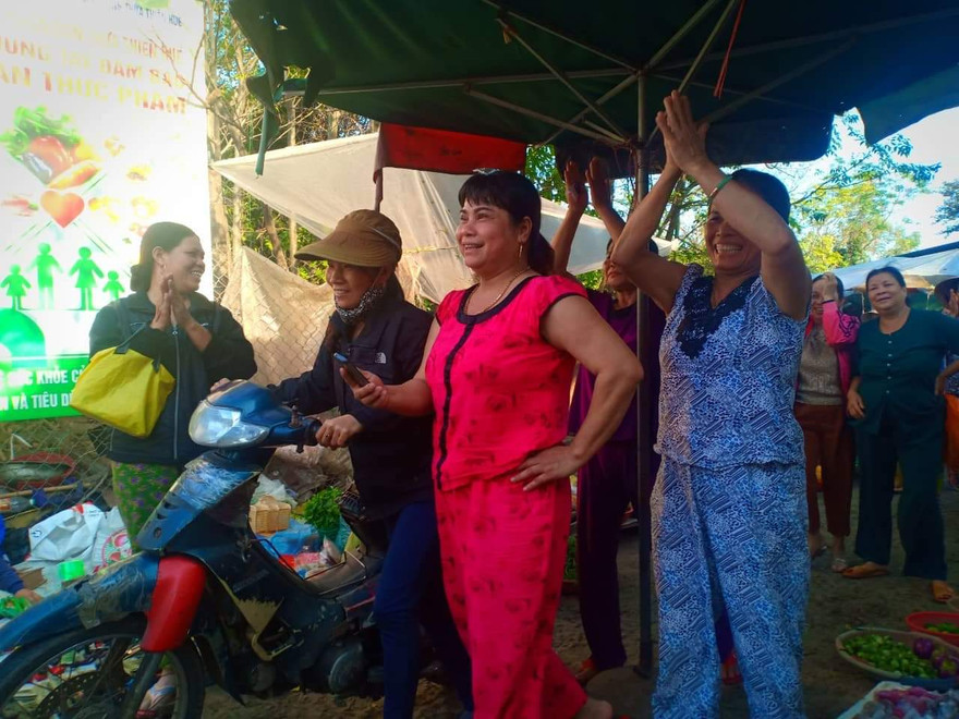 Người dân vỡ òa niềm vui, sau khi cổng chợ Tứ Hạ được mở trở lại vào chiều 23/12