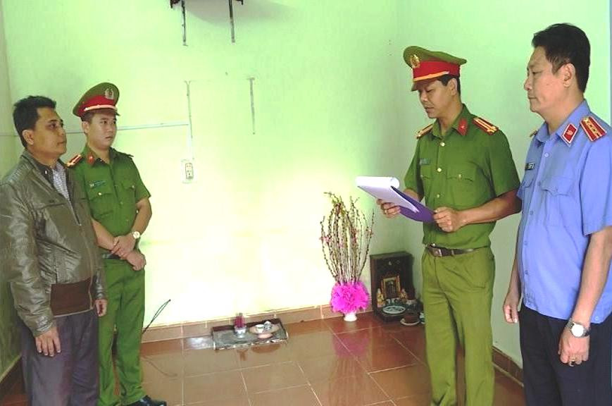 Đọc lệnh khởi tố đối với cựu nhân viên bưu điện Hồ Văn Nhớ