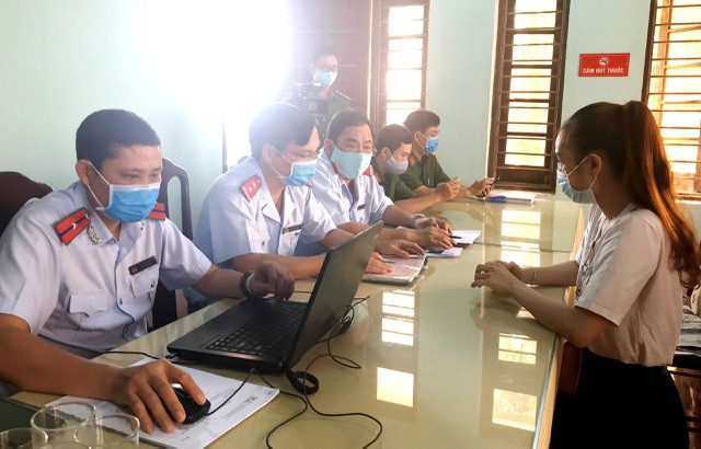 Bà V.N.H.U. (SN 1994, trú đường Trường Chinh, phường Xuân Phú, TP Huế, nghề nghiệp buôn bán tự do). Bà H.U đã bị xử phạt hành chính 10 triệu đồng về hành vi cung cấp thông tin sai sự thật trên mạng xã hội.