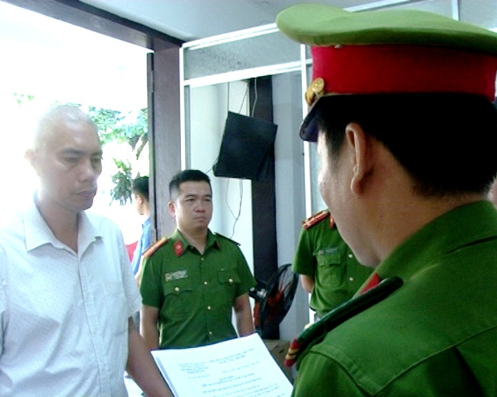 Đọc lệnh bắt tạm giam ông Trần Quốc Đạt.