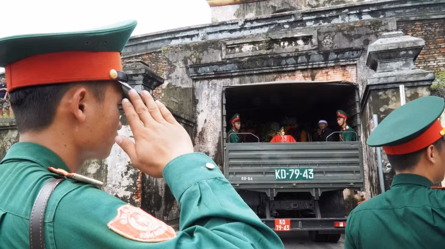 Tang lễ 13 liệt sĩ hy sinh ở Rào Trăng: Đau xé lòng tiễn các anh về đất mẹ