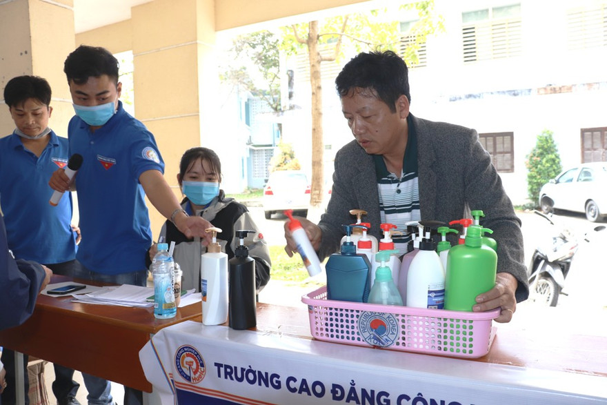 Dung dịch nước rửa tay khô sát khuẩn góp phần phòng ngừa nCoV do thầy, trò Trường Cao đẳng Công nghiệp Huế sản xuất sẵn sàng được cung cấp miễn phí đến tay người dân không kể ngày lễ, ngày nghỉ cuối tuần.