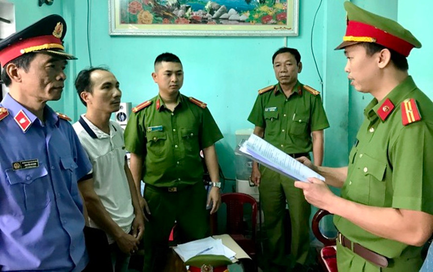 Đọc lệnh khởi tố, bắt tạm giam Tôn Thất Hoài Việt - một trong 10 đối tượng tham gia đường dây đánh bạc và tổ chức đánh bạc qua mạng với số tiền gần 100 tỷ đồng tại TT-Huế vừa bị công an triệt phá.