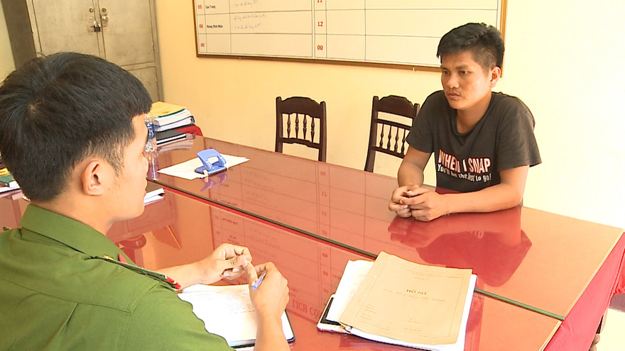 Công an lấy lời khai đối tượng khai thác cát trái phép trên sông Bồ.