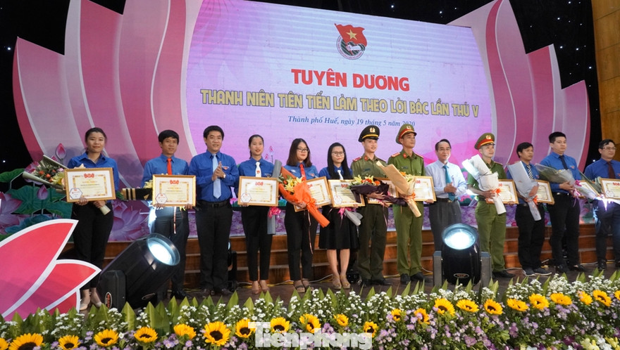 Nhiều tập thể, cá nhân điển hình tại TT-Huế vinh dự được tuyên dương, khen thưởng nhân dịp kỷ niệm 130 năm ngày sinh của Bác.