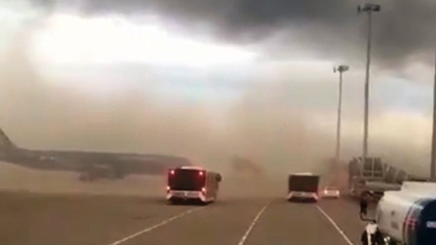 Hoạt động thi công dự án nhà ga T2 Cảng HKQT Phú Bài đã tạm dừng sau khi 'bão bụi' từ công trình này xâm nhập dày đặc khu vực sân đỗ tàu bay thuộc sân bay Phú Bài.