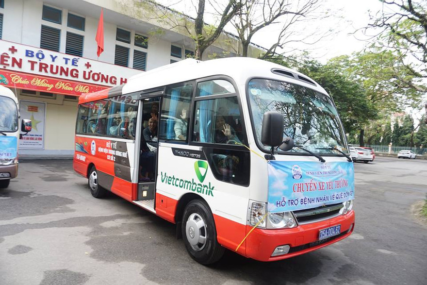 Những chuyến xe yêu thương sẵn sàng "xuất bến" tại Bệnh viện T.Ư Huế để đưa đón miễn phí bệnh nhân, người nhà có hoàn cảnh khó khăn về quê đón tết an toàn, tiết kiệm, đoàn viên