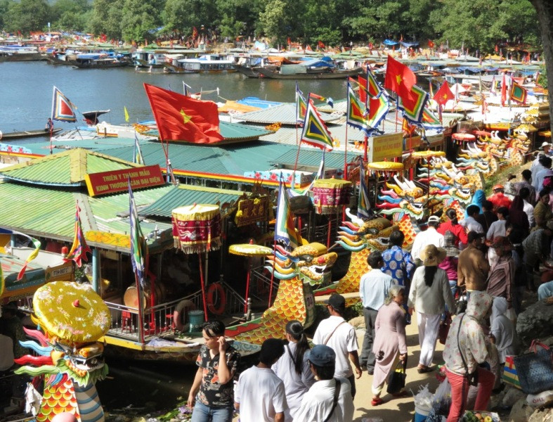 Lễ hội điện Hòn Chén hàng năm tại TT-Huế luôn thu hút đông du khách, người dân, người thờ Thánh Mẫu đến hành hương, dâng lễ. Ảnh tư liệu