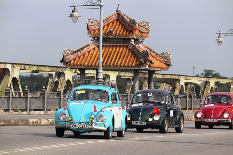 Dàn xe cổ diễu hành hưởng ứng Festival Huế 2018