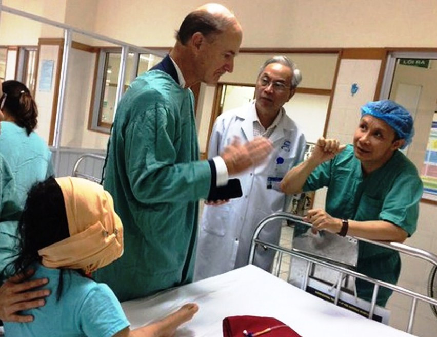 Giáo sư McKinnon trao đổi với Giáo sư Phạm Như Hiệp về phương pháp điều trị cho bệnh nhân N