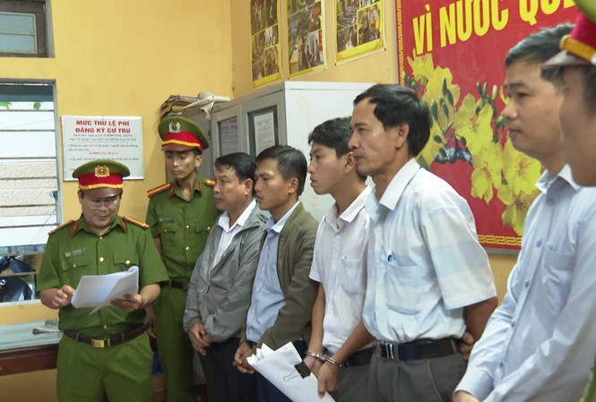 Các đối tượng liên quan vụ án bị khởi tố về hành vi thiếu trách nhiệm gây hậu quả nghiêm trọng.