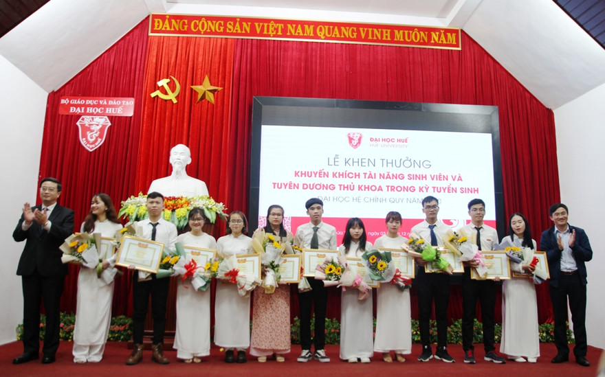 Tuyên dương, khen thưởng thủ khoa kỳ thi tuyển sinh đại học và các gương mặt tài năng sinh viên.