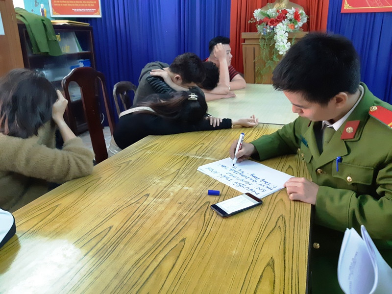 Công an lập biên bản, lấy lời khai nhóm nam nữ thanh thiếu niên "phê" ma túy trong tiệm cắt tóc