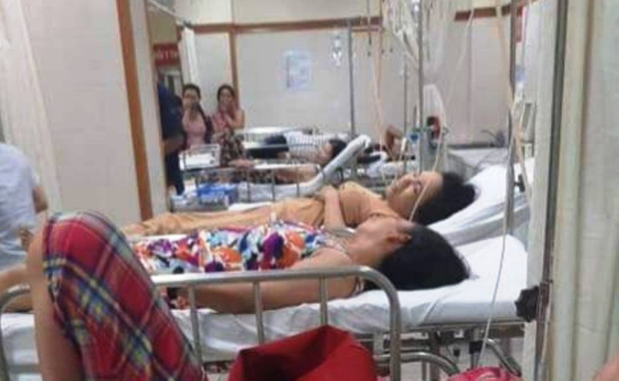 Bệnh nhân cấp cứu điêu trị tại Bệnh viện T.Ư Huế sau khi dự tiệc cưới ở nhà hàng trở về. Ảnh: Công an 