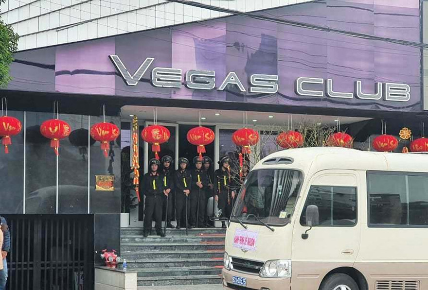 Lực lượng nghiệp vụ thuộc ngành công an phong tỏa lối vào ra bar Vegas Club.