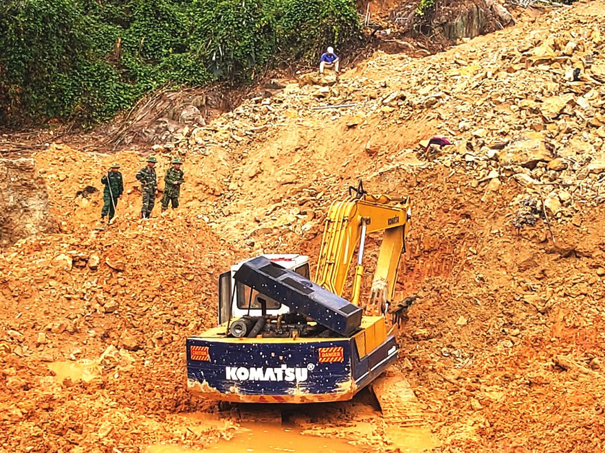Nối lại hoạt động tìm kiếm nạn nhân mất tích tại Rào Trăng 3 ngay sau bão số 9.
