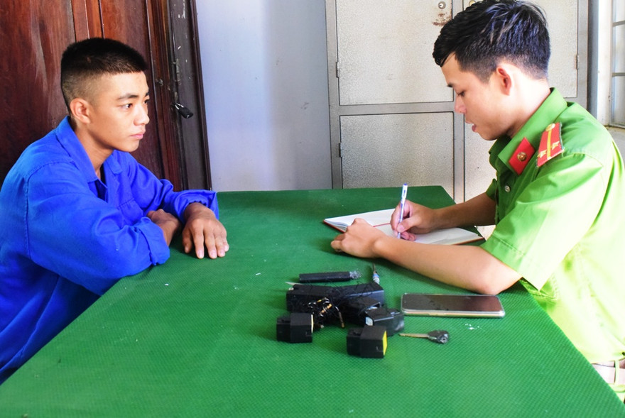 Tên trộm hung hãn Nguyễn Văn Hiển tại cơ quan công an.