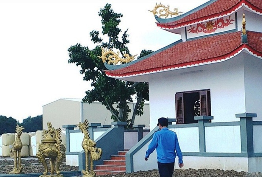 Công ty Cổ phần Công nghệ Frit Phú Sơn đã xây dựng phòng thờ này mà không được sự cho phép của cơ quan chức năng