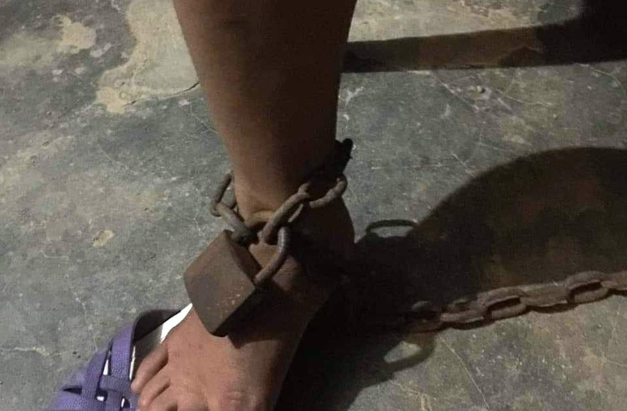 Hình ảnh chị G. bị chồng dùng xích và khóa sắt trói vào cột nhà gây phẫn nộ