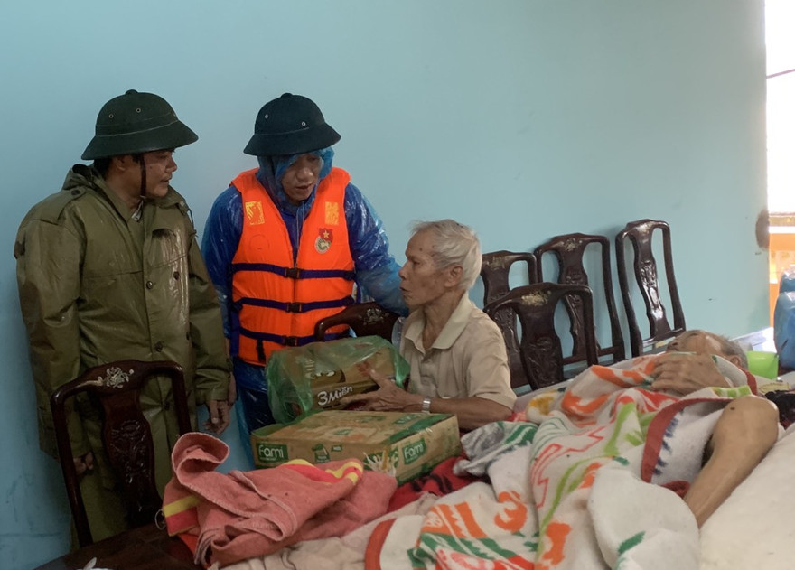 Ông Nguyễn Văn Bình (bìa trái) đi cứu trợ đồng bào lũ lụt, trước khi làm nhiệm vụ cứu hộ công nhân thủy điện và mất tích.