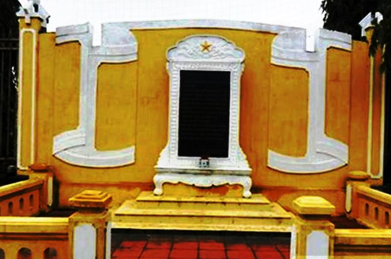 Bia tưởng niệm 11 cô gái sông Hương trước khi bị di dời