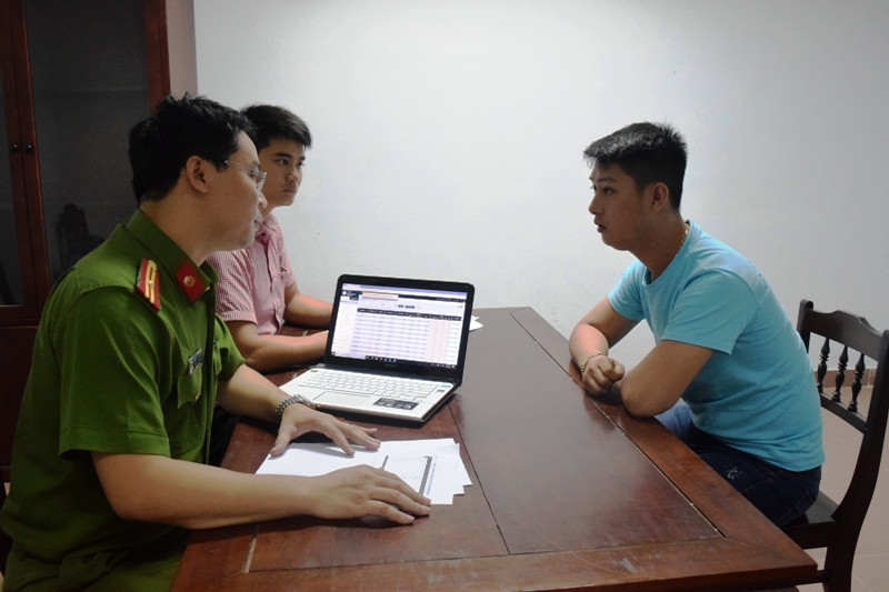 Công an lấy lời khai đối tượng liên quan vụ đánh bạc qua mạng internet vừa bị lực lượng chức năng phát hiện quả tang