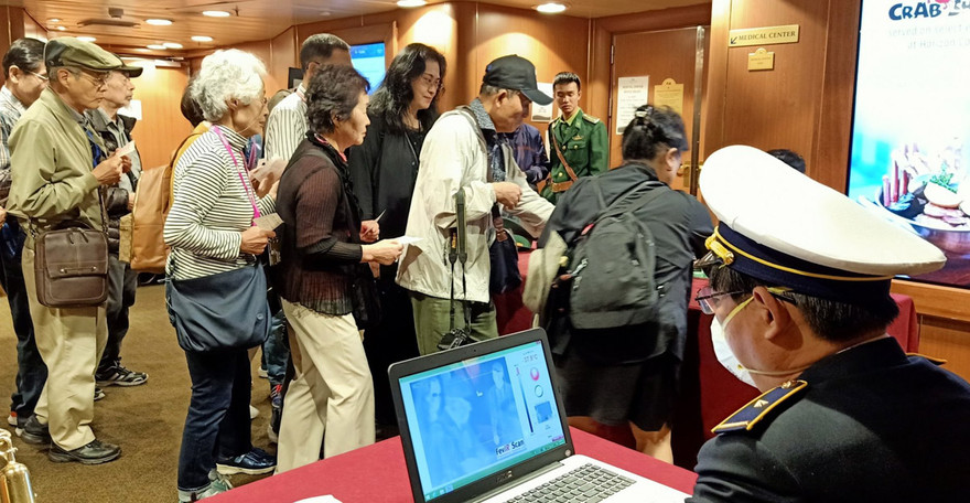 Dùng máy tầm soát thân nhiệt tại khu vực du khách làm thủ tục nhập cảnh (ảnh: baothuathienhue.vn)