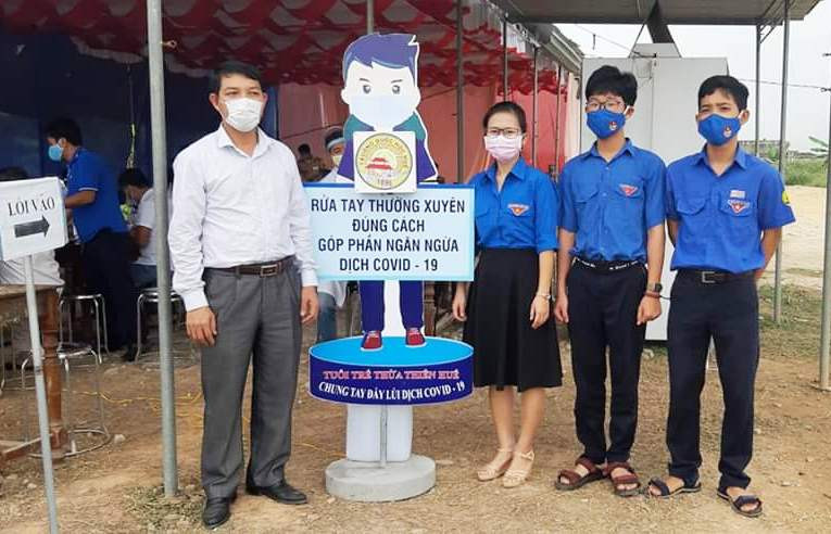 Tặng máy rửa tay cảm biến tự động Chốt kiểm tra y tế số 2 (phường Hương Văn, thị xã Hương Trà, TT-Huế). Ảnh: Đoàn trường Quốc học Huế 