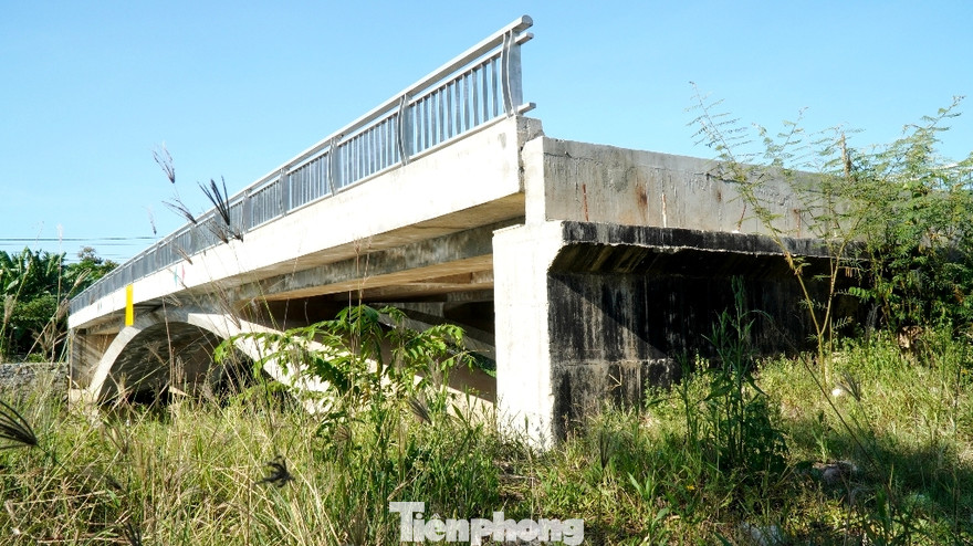 Cầu Lợi Nông có vốn đầu tư 32 tỷ đồng, nay đội vốn lên gấp 3 lần (thêm 68 tỷ đồng), qua 3 năm xây dựng vẫn chưa thể thông xe.