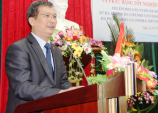 Phó Giám đốc Đại học Huế Trương Quý Tùng cho biết, ông nắm được thông tin nghi vấn gian lận sửa điểm thi qua đọc báo, chứ ĐHSP Huế không hề báo cáo lên từ trước đó