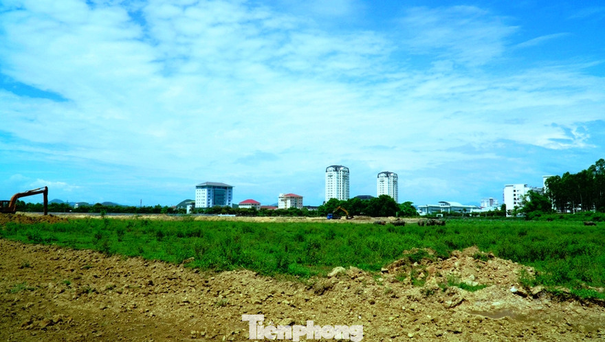 Theo Ban quản lý dự án, tiến độ thi công mặt bằng quảng trường, công viên cây xanh "chậm trễ nghiêm trọng", thời gian chậm trễ phải tính bằng tháng tương ứng hơn 100 ngày.