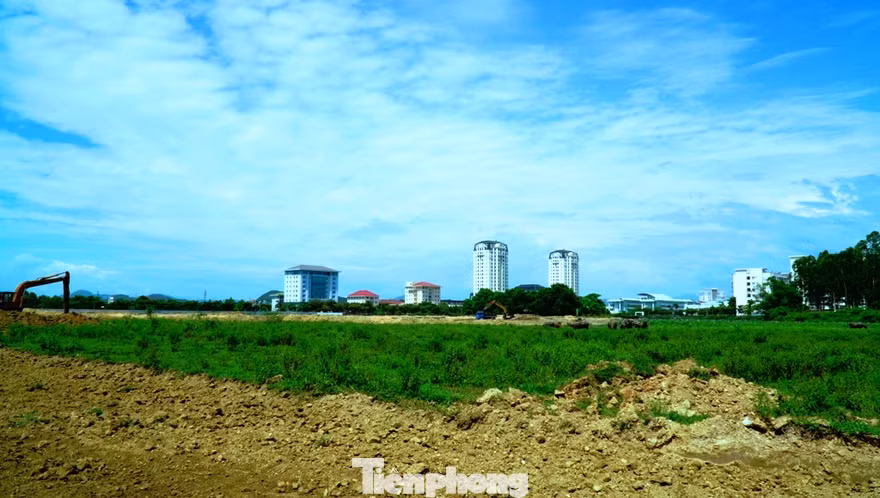 Theo Ban quản lý dự án, tiến độ thi công mặt bằng quảng trường, công viên cây xanh "chậm trễ nghiêm trọng", thời gian chậm trễ phải tính bằng tháng tương ứng hơn 100 ngày.