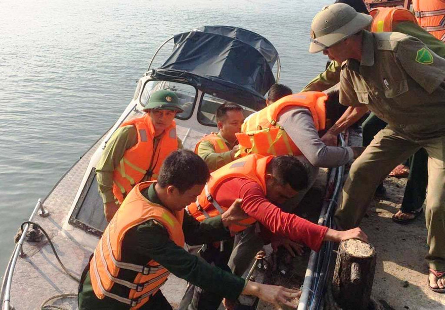 Ứng cứu khẩn cấp, đưa 11 thuyền viên trên chiếc thuyền vỡ mạn vào bờ. (ảnh do Ban Chỉ huy PCTT&TKCN TT-Huế cung cấp)