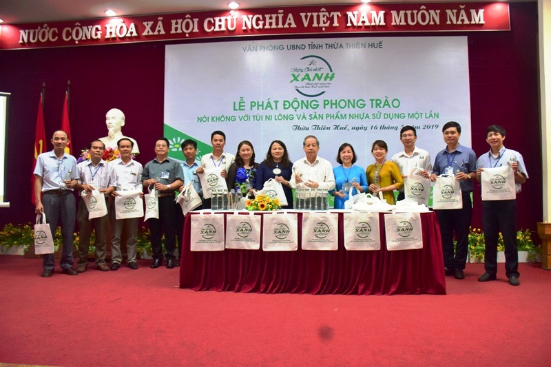 Phát động nói không với túi ni lông và chai nhựa dùng một lần