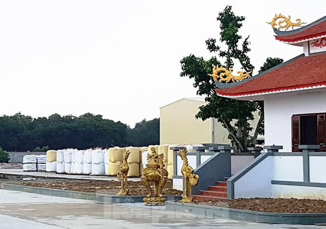 Khu đền miếu trong khu công nghiệp từng bị lập biên bản, buộc dừng thi công nhưng chủ công trình vẫn hoàn thiện và đưa vào sử dụng như thế này
