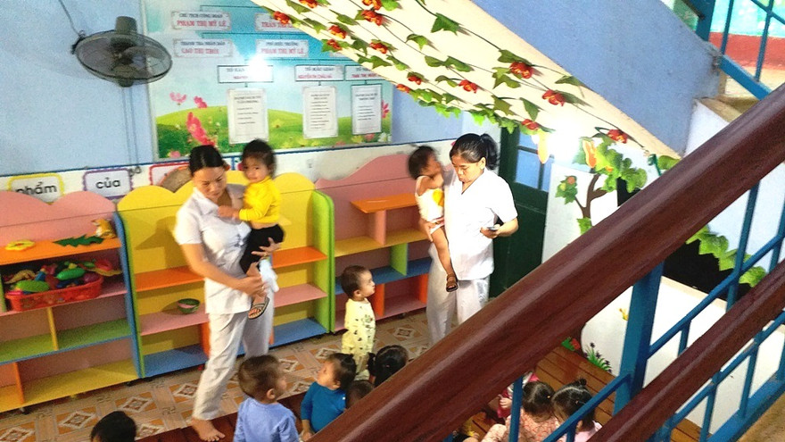 Cám cảnh trẻ 1 tuổi học dưới gầm cầu thang ở TT-Huế