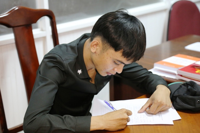 Dùng dao đâm người vì nghi ngờ chia rẽ tình cảm