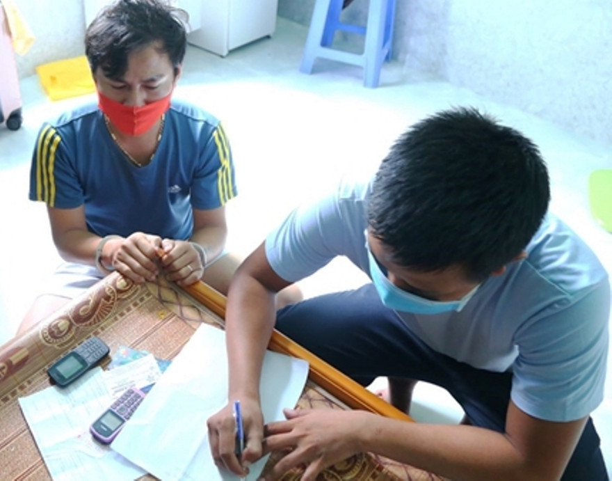 Đối tượng Châu Bảo Thành (bìa trái) tại cơ quan công an.