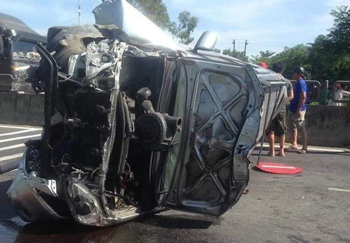 Chiếc ô tô 7 chõ nát bét phần đầu và đuôi